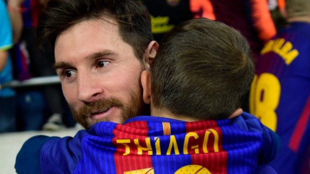 Divertido: la foto de Messi viendo jugar a su hijo que se hizo viral
