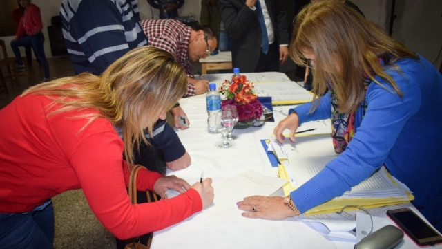 135 familias lapridenses recibieron y firmaron la escritura de su vivienda