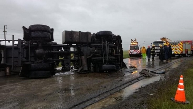 URGENTE: Ruta N° 3 en cercanías de Azul parcialmente cortada por vuelco de camión