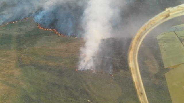 Bomberos de Laprida y la región combaten un incendio en las sierras de Pringles