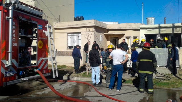 Incendio en una vivienda de Olavarría: Dos niños y una mujer fueron trasladados al Hospital