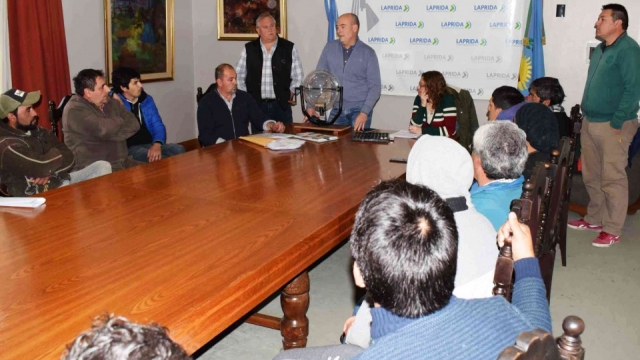 Albañiles lapridenses participaron del sorteo de adjudicación de obras en viviendas locales